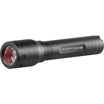 Lampe de poche noire avec bordure rouge autour de la lentille, forme cylindrique, couvercle du compartiment à piles à l'arrière portant l'inscription 'LEDLENSER P7R CLASSIC'.
