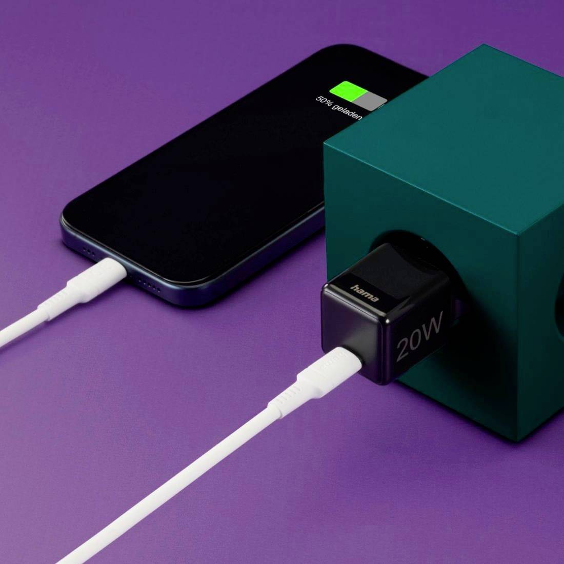 Un smartphone est en train d'être chargé avec un câble sur un chargeur secteur de 20W. L'écran affiche un symbole de batterie à 50 %.