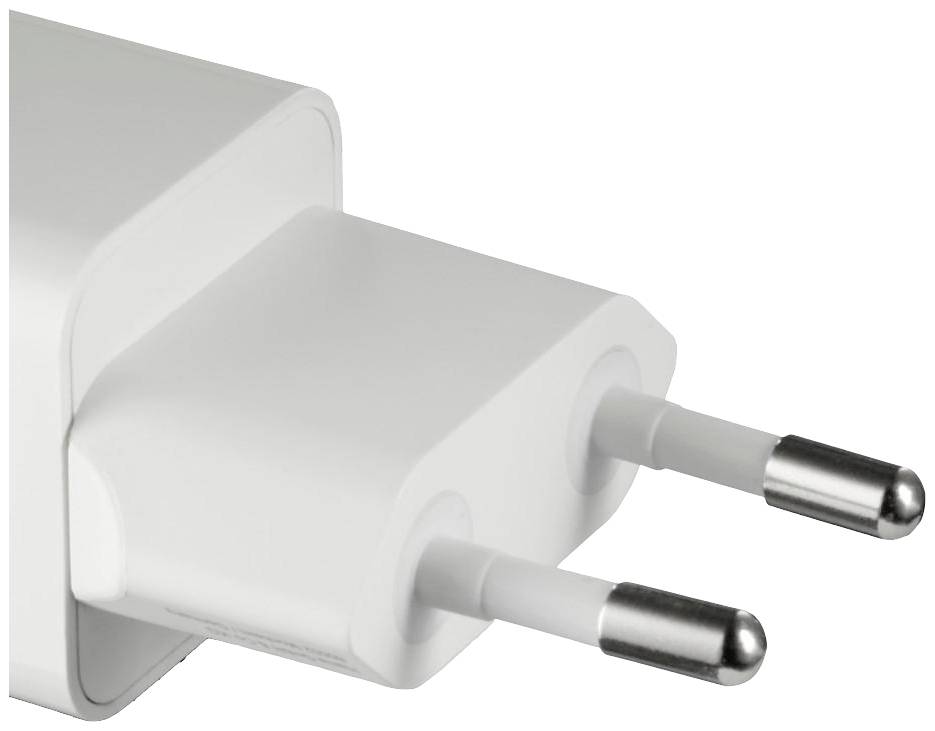 Chargeur mural USB blanc avec fiche européenne à deux broches, adapté pour se brancher à une prise électrique.