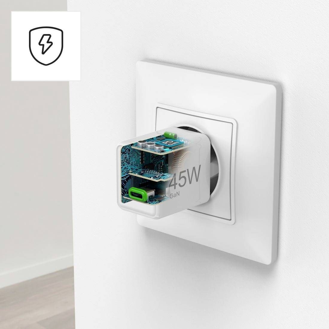 Un chargeur de 45W est branché dans une prise murale blanche. Une partie du chargeur est transparente, permettant de voir l'électronique interne. Un symbole de protection apparaît en haut à gauche.