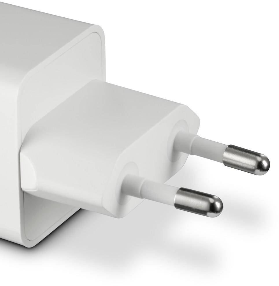 Chargeur secteur USB blanc avec fiche européenne bipolaire, pour charger des appareils.