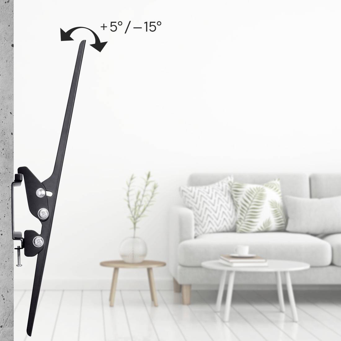 Fenêtre ouverte avec un angle d'inclinaison de cinq degrés, montrant son ouverture en biais. Au fond, un canapé gris moderne, des coussins et une table.