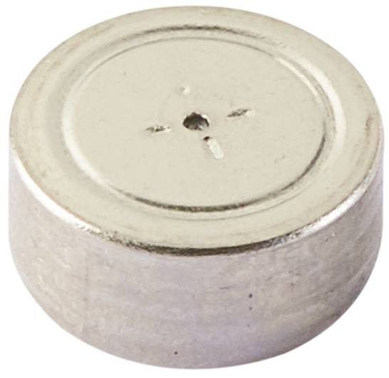 Une pile bouton argentée avec un petit trou et une marque en croix sur le dessus.