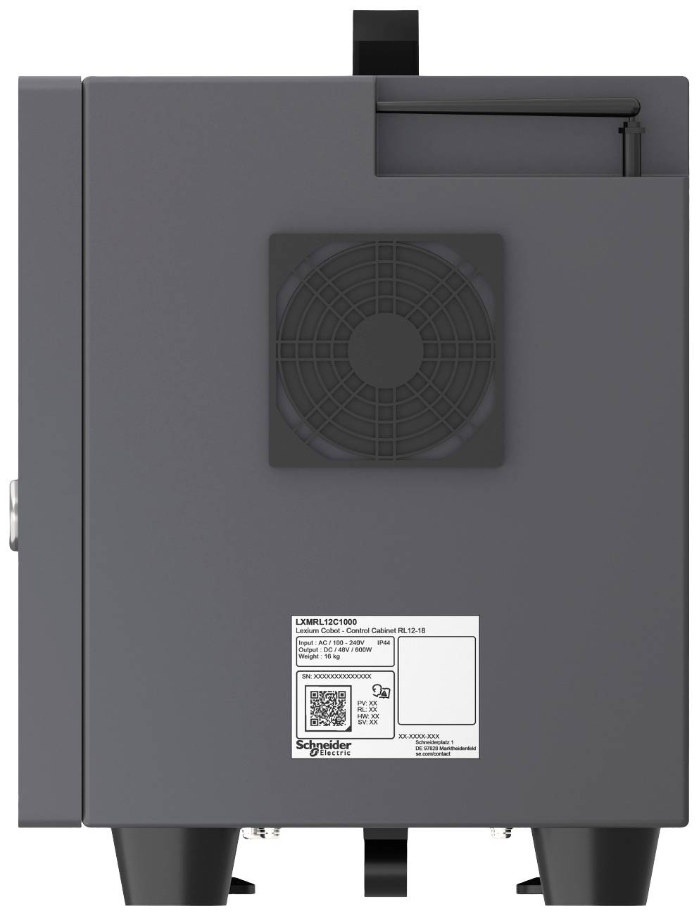 Appareil gris avec ventilateur sur le côté. Autocollant avec code QR et texte en dessous. Repose sur quatre pieds.