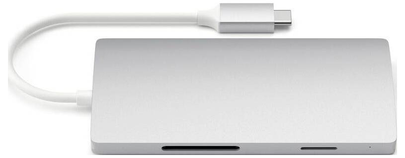 Schlichter, hub USB-C argenté avec plusieurs ports, dont un emplacement pour carte SD, destiné à élargir les possibilités de connexion d'un appareil.