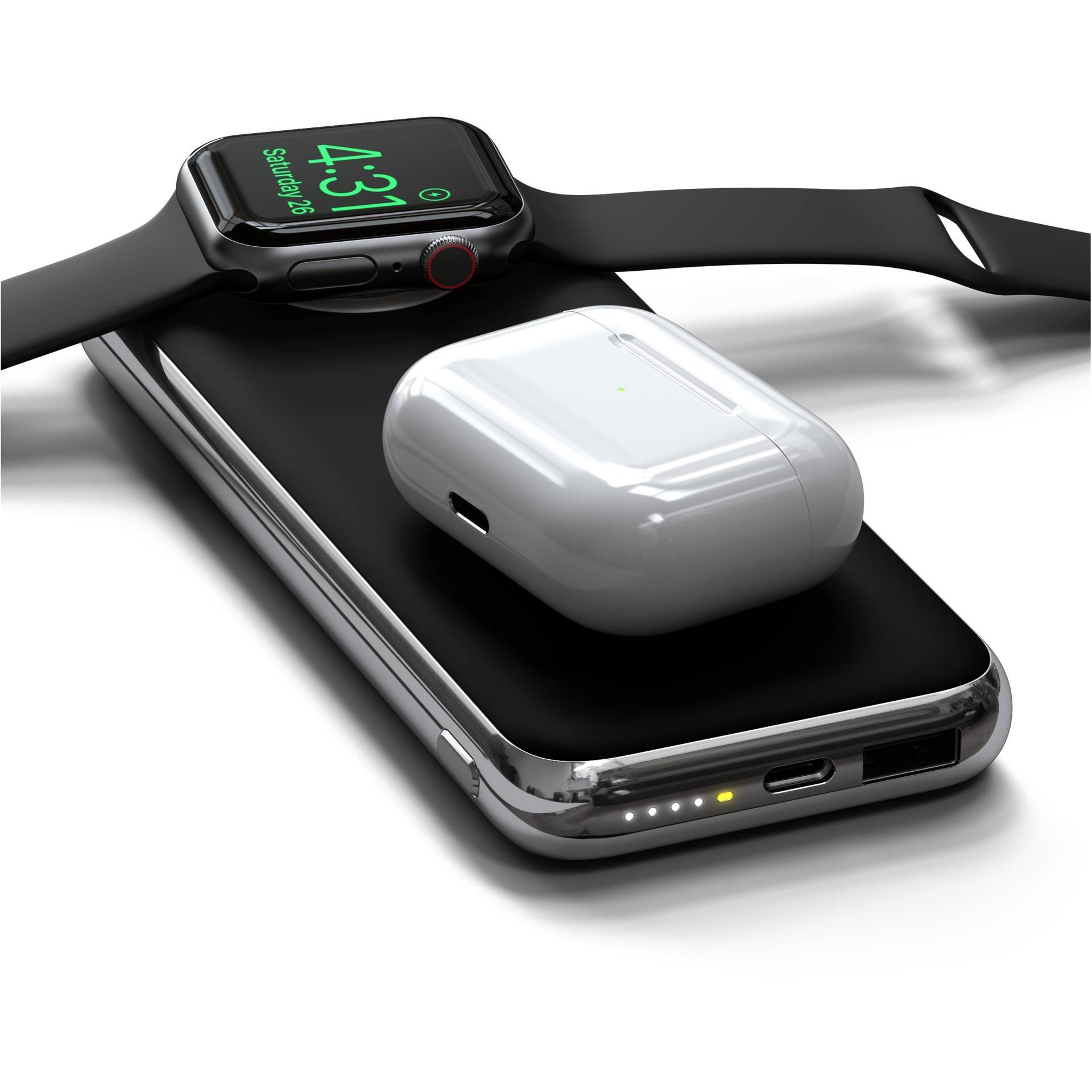 Une montre connectée, un étui pour AirPods et un smartphone se chargent sans fil sur un pad de charge. Heure sur la montre connectée : 4:31.