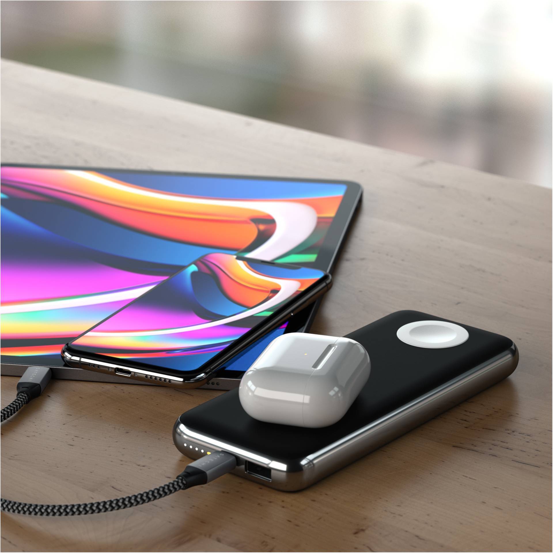 Smartphone et batterie externe portable avec écouteurs sans fil en cours de chargement sur une table.