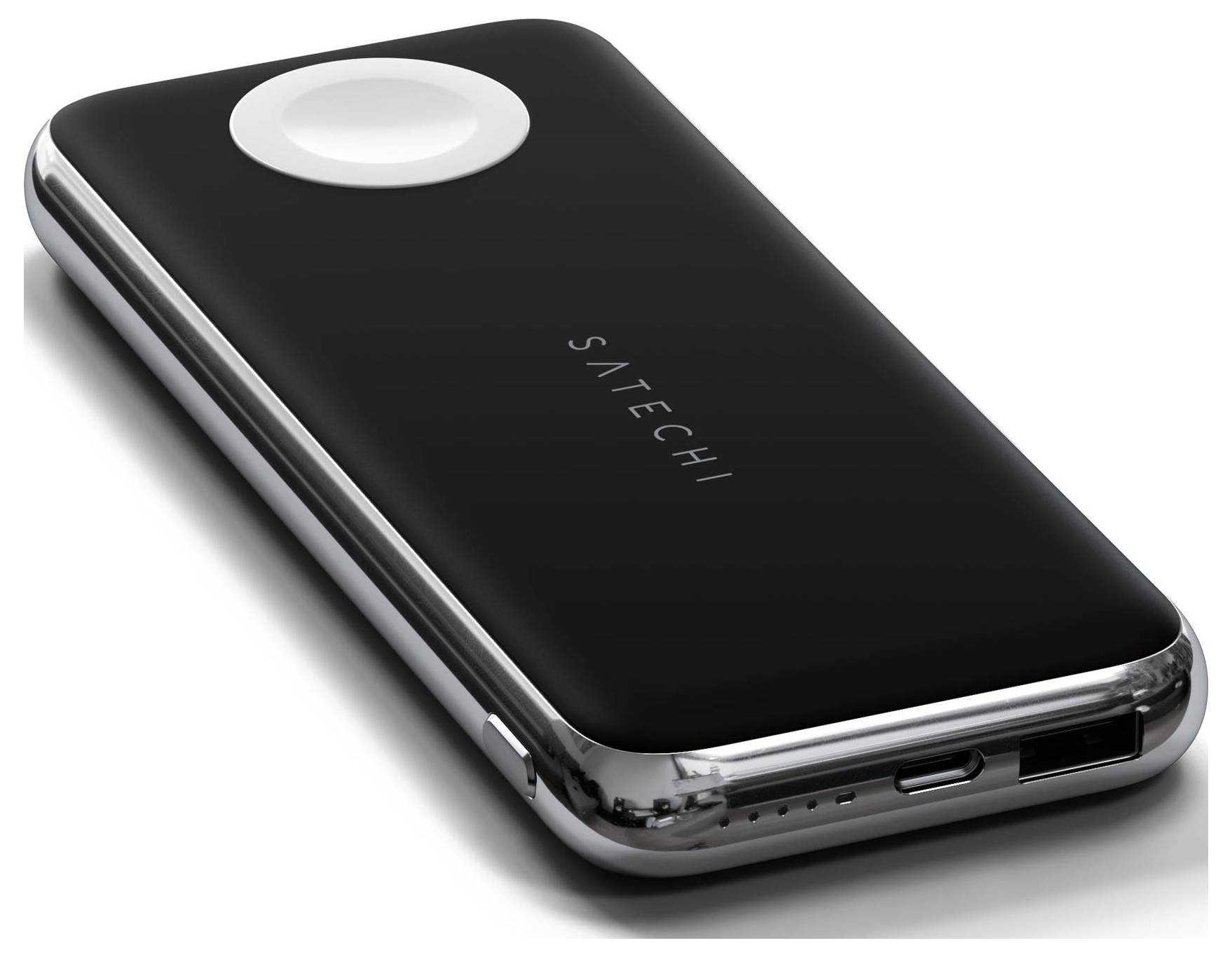 Un chargeur portable noir portant l'inscription 'Satechi' avec un pad de charge sans fil intégré.