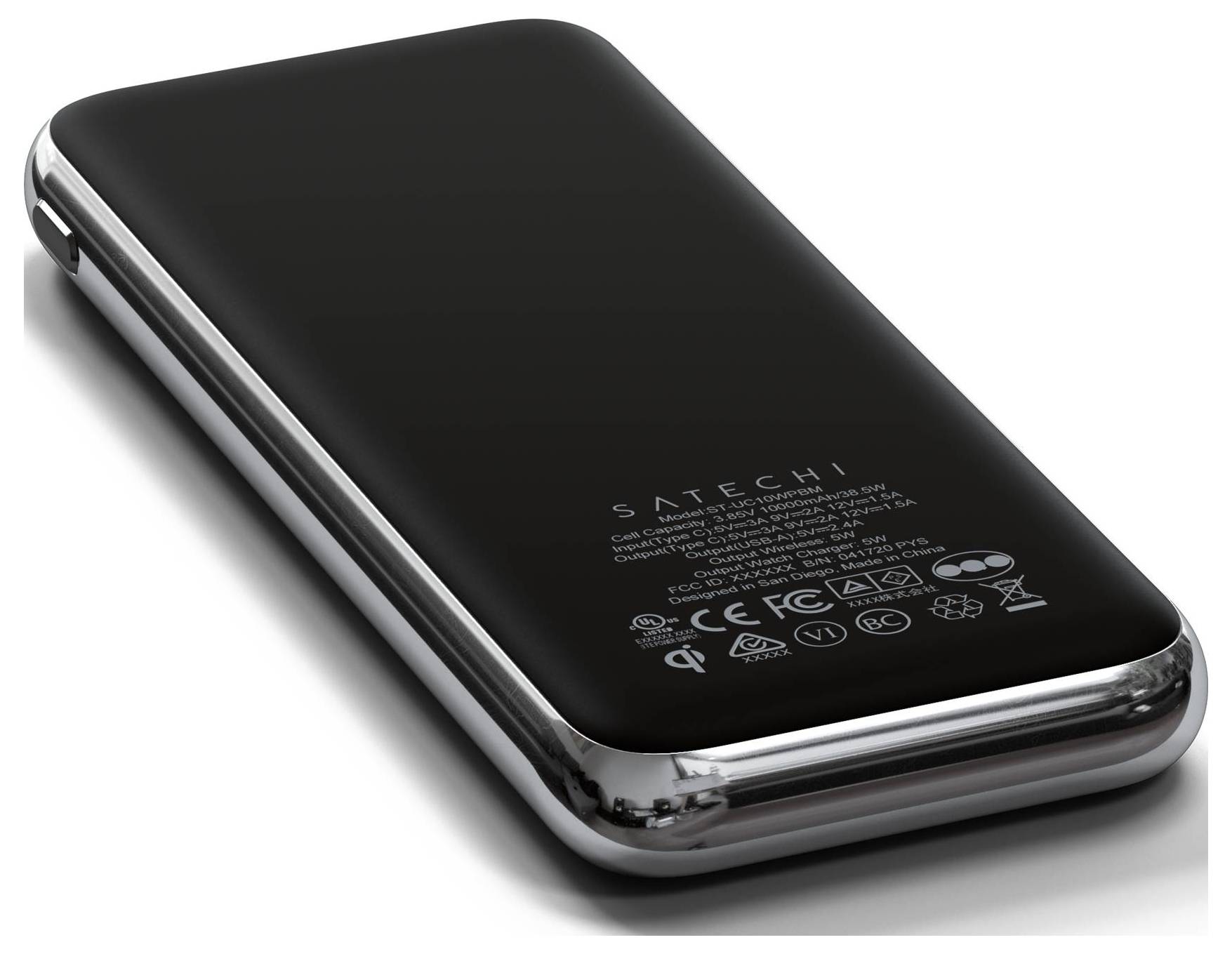 Un chargeur sans fil noir, rectangulaire, avec un bord métallique et divers logos de certification au dos.