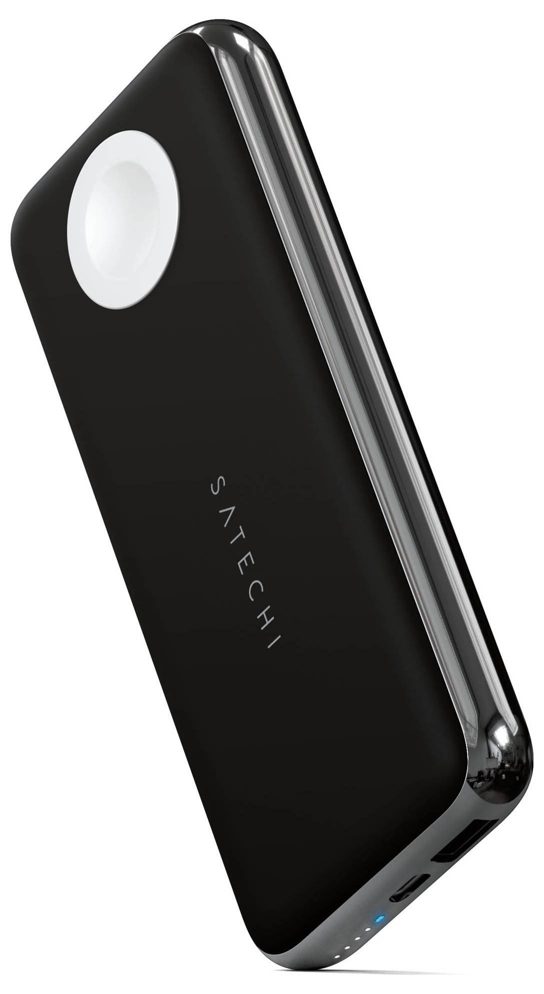 Batterie externe noire avec port de charge et indicateurs LED sur le côté. Marque 'Satechi' imprimée, pad de charge rond en haut. Idéal pour les appareils mobiles.