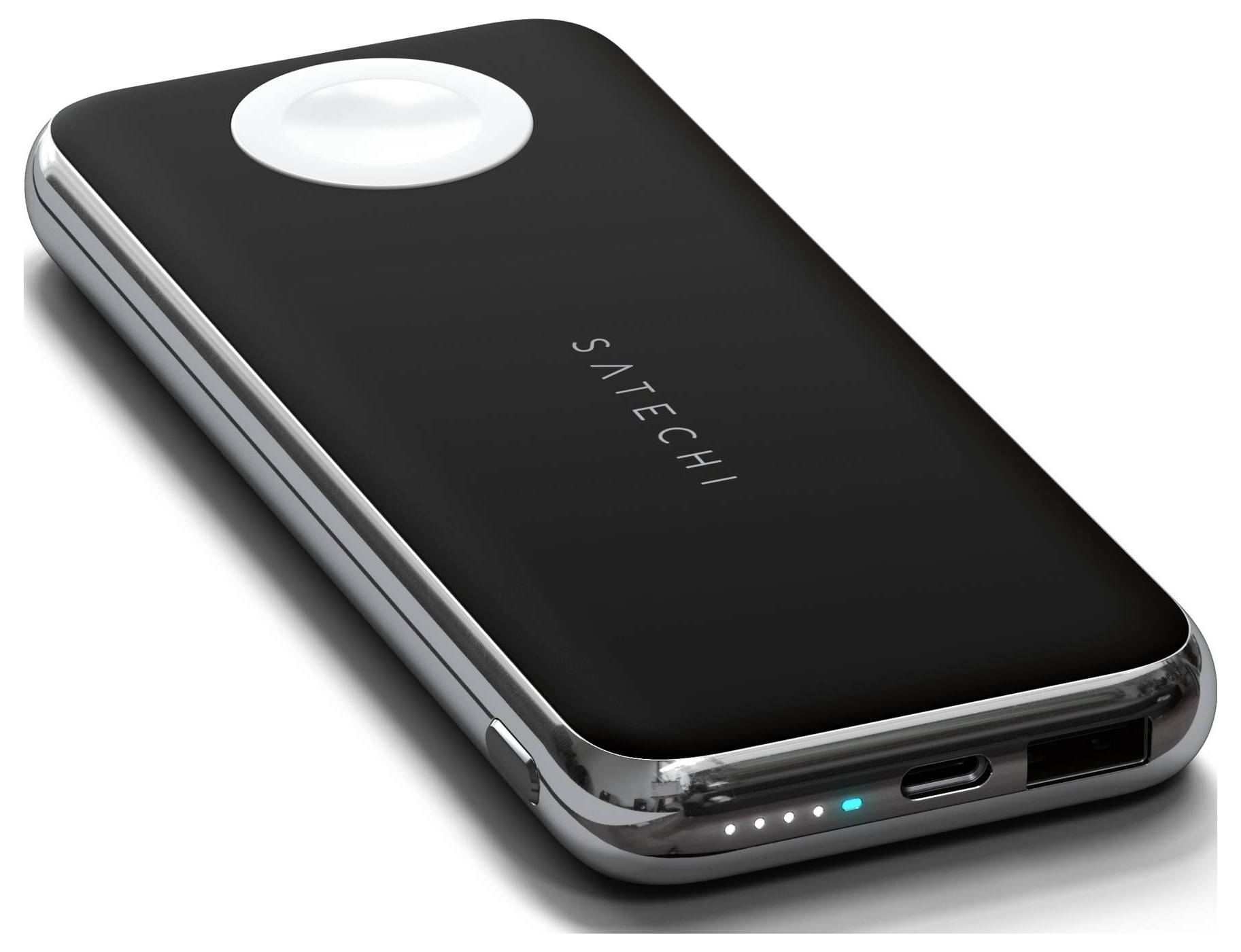 Un chargeur portable de forme rectangulaire gris foncé. Sur sa surface est inscrit 'Satechi'. Il possède des ports et des indicateurs LED.