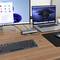 Un bureau avec un moniteur affichant Windows, un ordinateur portable sous macOS, une station d'accueil, un clavier et une souris.