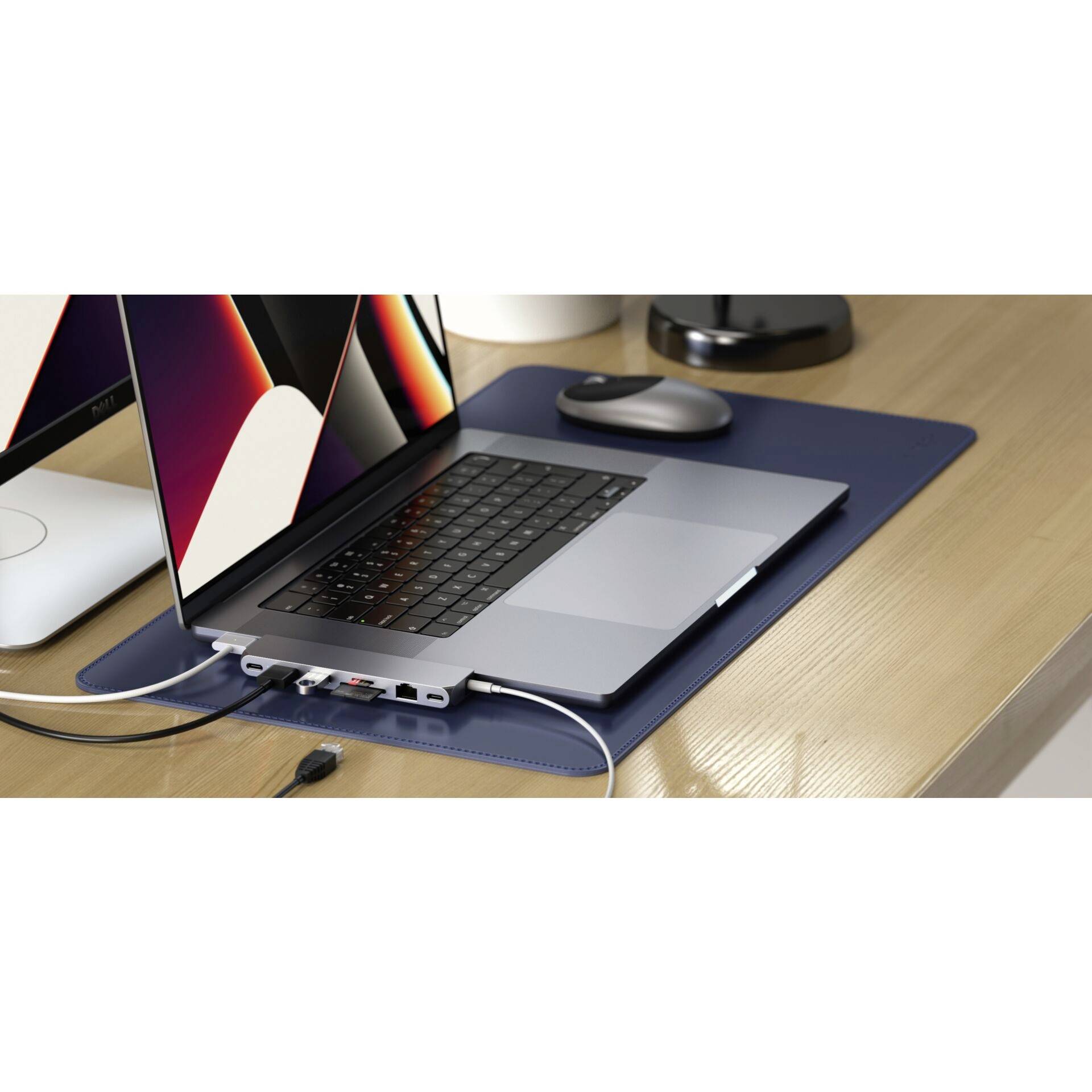 Un ordinateur portable posé sur un bureau équipé d'un hub. À côté, une souris et un écran sont disposés. L'écran de l'ordinateur portable affiche des formes abstraites colorées.