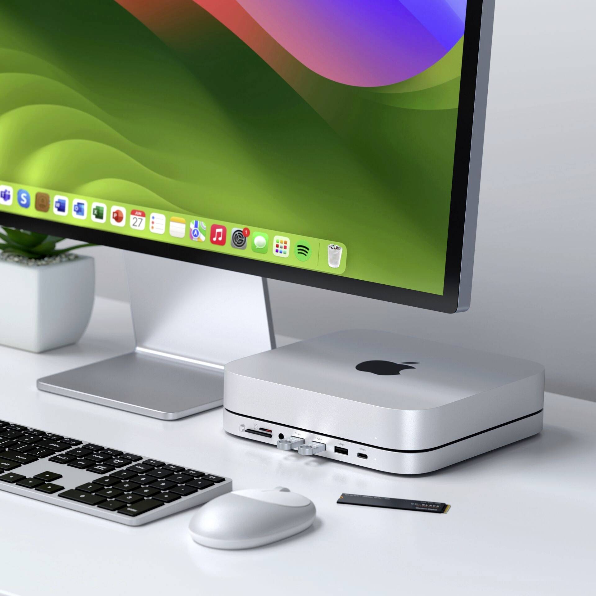 Un poste de travail informatique moderne avec un ordinateur de bureau, un clavier et une souris sur une table blanche. Des applications sont visibles à l'écran.