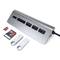 Un hub USB avec trois ports USB, deux emplacements pour cartes SD et un emplacement chacun pour cartes microSD et CF. À côté se trouvent des cartes mémoire et des clés USB.