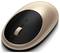 Souris d'ordinateur dorée, ergonomique, avec des accents noirs et une molette de défilement ; la vue latérale révèle une forme lisse et moderne.
