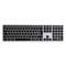 Clavier d'ordinateur noir et argenté avec disposition complète des touches, incluant le pavé numérique sur le côté droit.