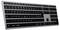 Clavier d'ordinateur noir vu en légère plongée, montrant la disposition des touches QWERTZ allemande avec sa rangée de touches de caractères spéciaux.
