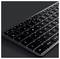 Clavier d'ordinateur noir rétroéclairé, vue latérale, montrant les touches de contrôle, les lettres et les chiffres.