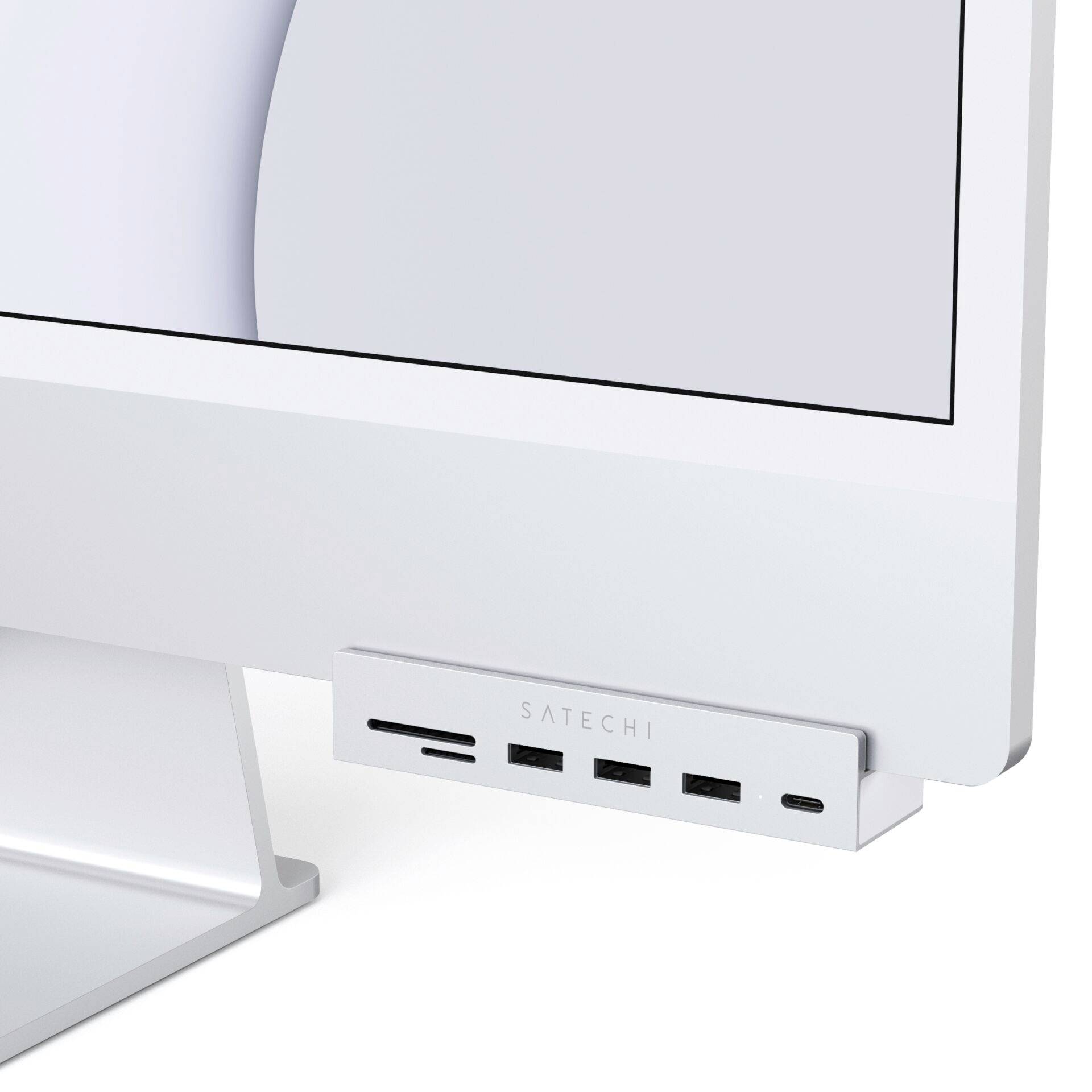 Un écran d'ordinateur avec un hub USB de la marque Satechi. Le hub dispose de ports pour différents périphériques USB.