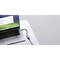 Ordinateur portable avec une fenêtre de courrier électronique ouverte, connecté à un câble USB-C sur une table.