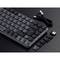 Clavier avec touches amovibles et récepteur USB, avec un câble USB sur le côté. Design moderne, adapté aux passionnés de technologie.