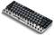 Un clavier mécanique sans boîtier, avec certaines touches partiellement retirées, révèle les interrupteurs situés en dessous.