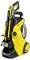 Un nettoyeur haute pression jaune de la marque Kärcher, modèle K5 Power Control, avec lance de pulvérisation insérée et conduite d'eau propre.