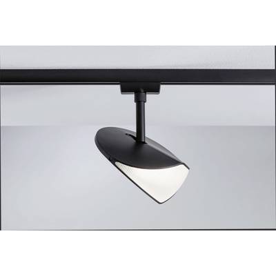 Un projecteur de plafond noir et moderne à abat-jour ovale éclaire vivement une pièce minimaliste.