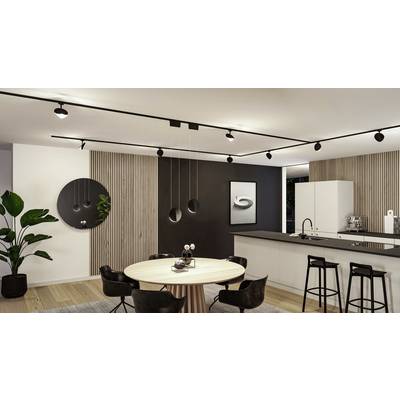Cuisine moderne avec table à manger et quatre chaises. Armoires noires et blanches, plantes et lampes suspendues. Aménagement simple et élégant.