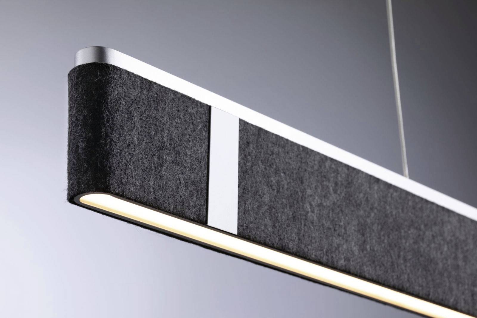 Lampe suspendue moderne au design rectangulaire, dotée d'un abat-jour sombre texturé et d'accents argentés, illuminant un espace gris.