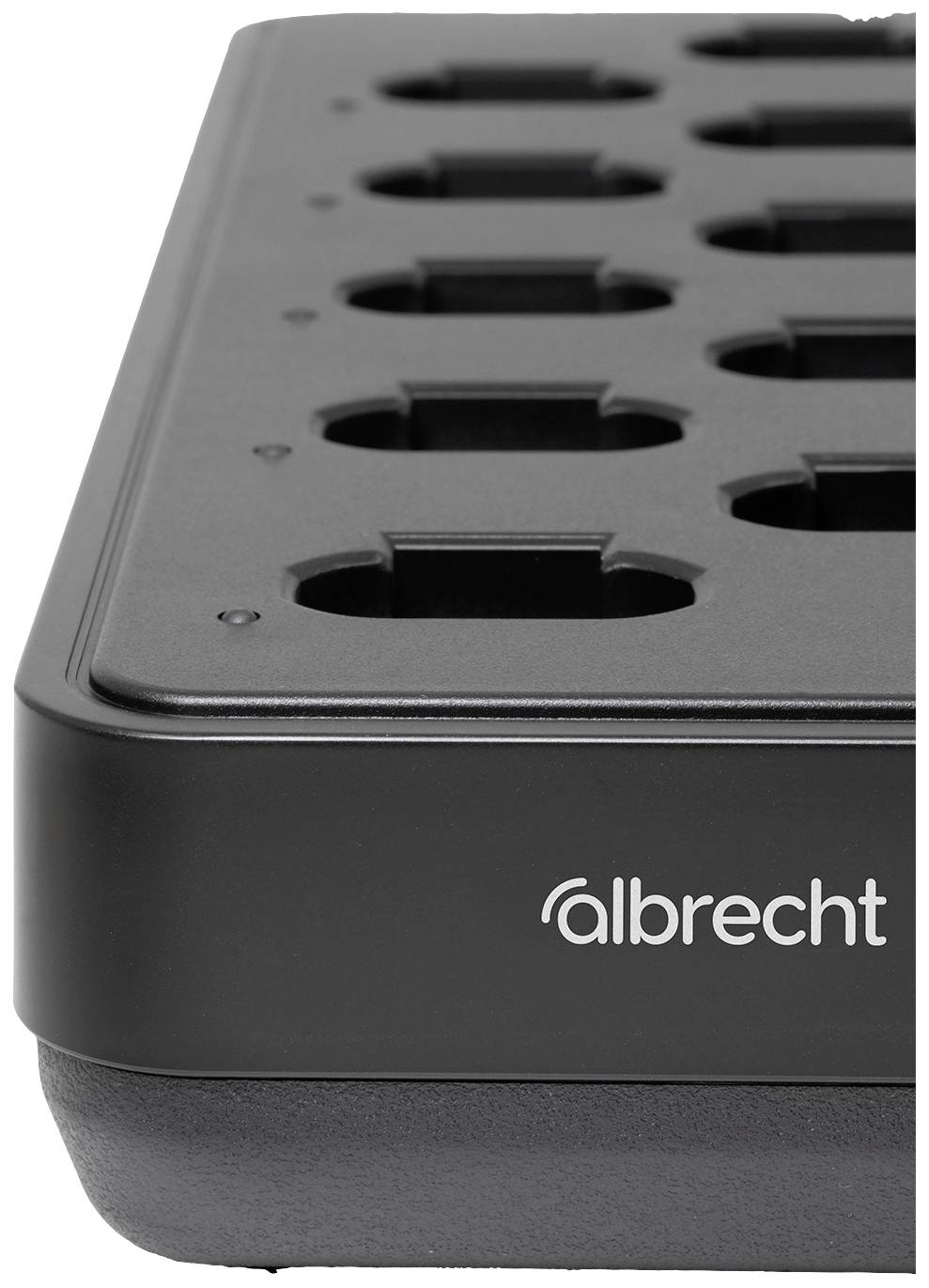 Un appareil noir avec plusieurs emplacements alignés. Le nom de marque 'Albrecht' est visible sur le côté.