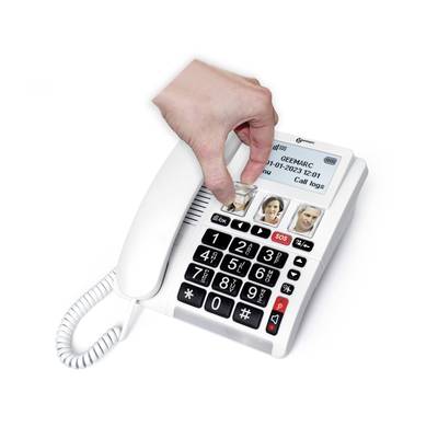 Une main sélectionne un contact sur un téléphone doté de touches larges et d'un écran affichant des historiques d'appels.