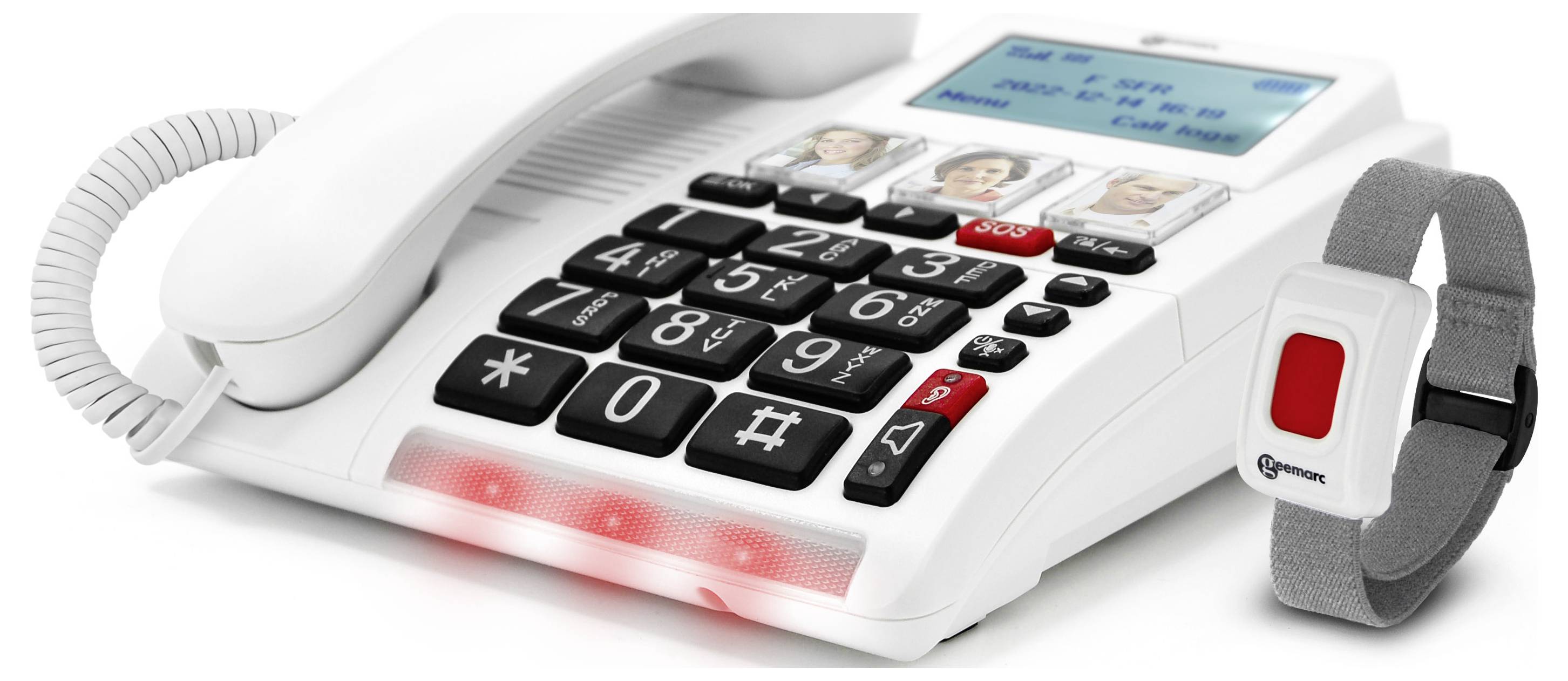 Un téléphone blanc avec de grandes touches, des touches photo et un écran. À côté, un bracelet gris avec un bouton rouge, adapté pour les situations d'urgence.