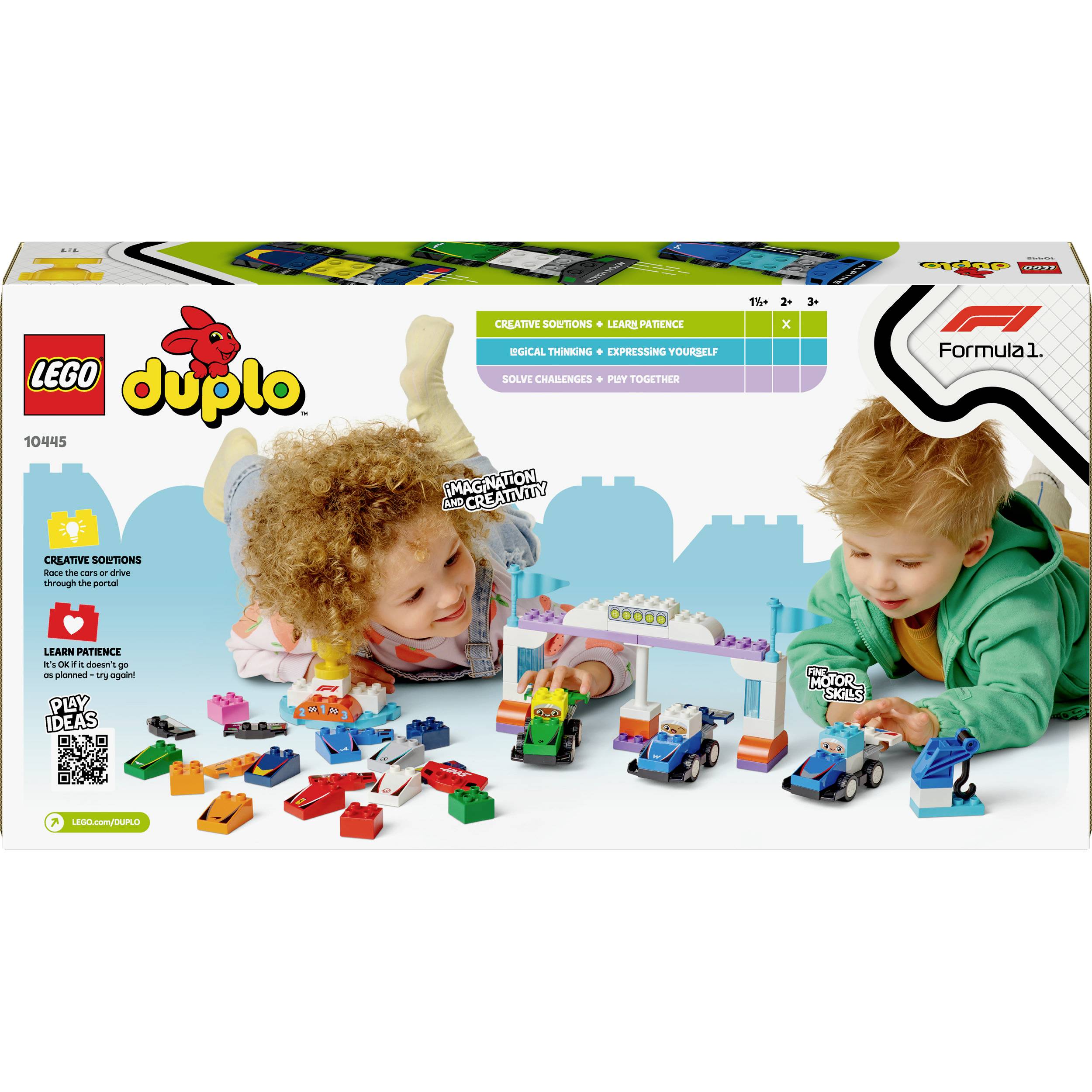 Des enfants jouent avec des voitures de course LEGO DUPLO sur l'emballage. Contient des blocs de construction de différentes couleurs et un ensemble LEGO 'Creative Cars'.