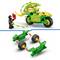 Un ensemble LEGO avec une figurine sur un véhicule stylisé vert et une autre figurine avec une arme rouge. Pièces de véhicule à assembler.