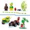 Deux figurines LEGO, l'une en noir avec un filet rouge et l'autre en jaune-vert. Accessoires : toile d'araignée, élément rouge, araignée, véhicules, cabane dans les arbres.