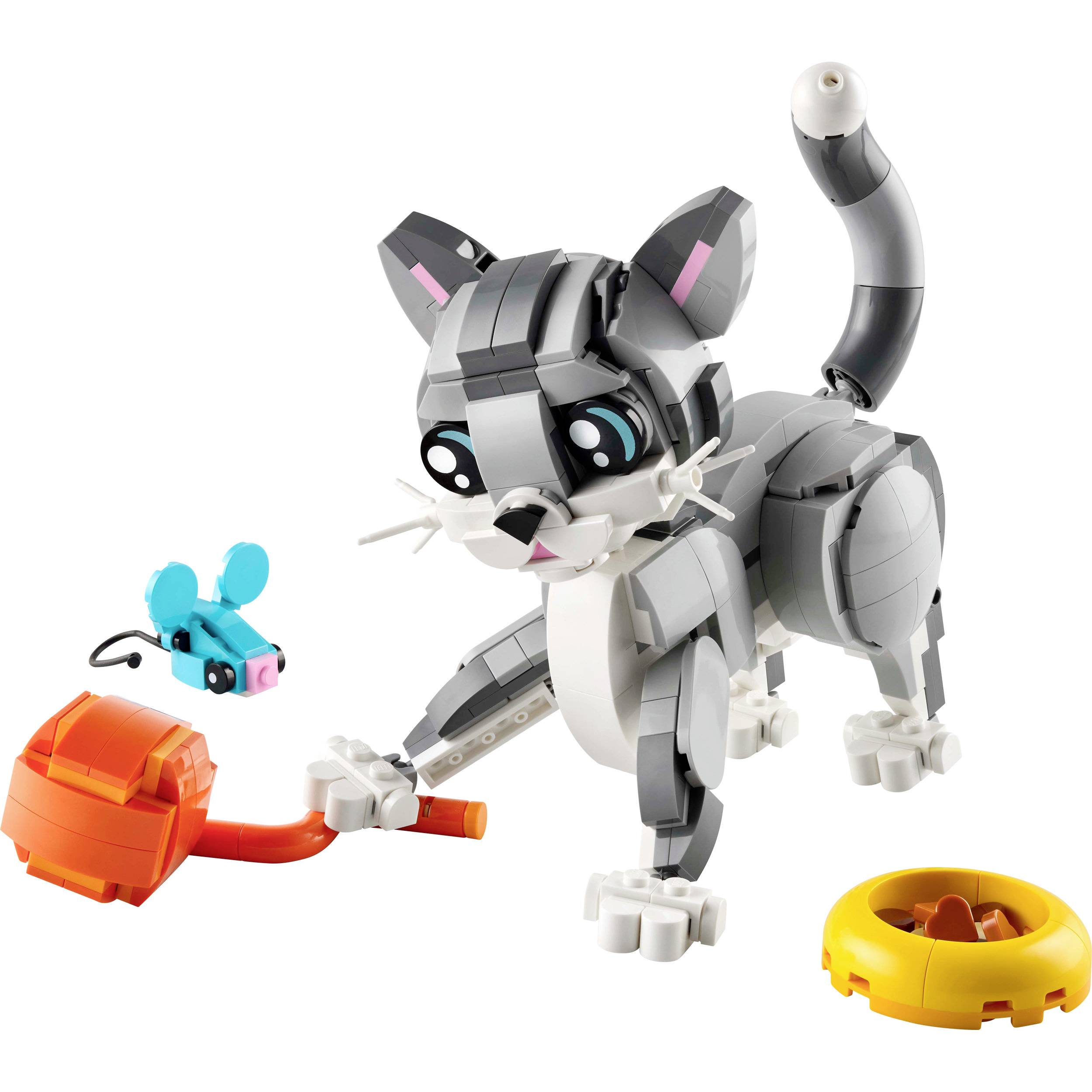 Un ensemble LEGO présente un chat gris mobile aux yeux bleus, un bol orange et un jouet en forme de souris bleue.