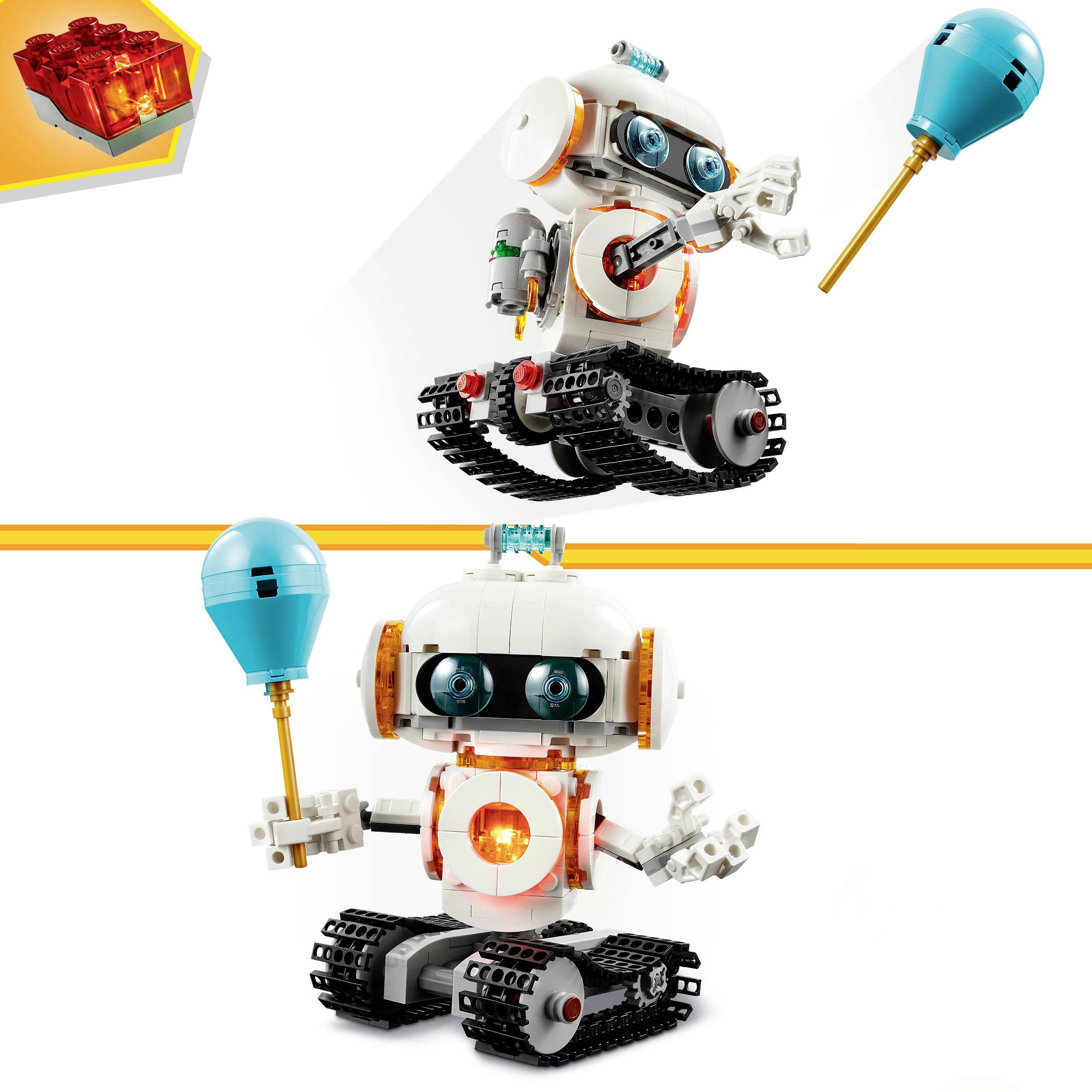 Un petit robot en briques LEGO avec une tête et des bras mobiles, qui se déplace sur des chenilles. Il tient un ballon bleu.