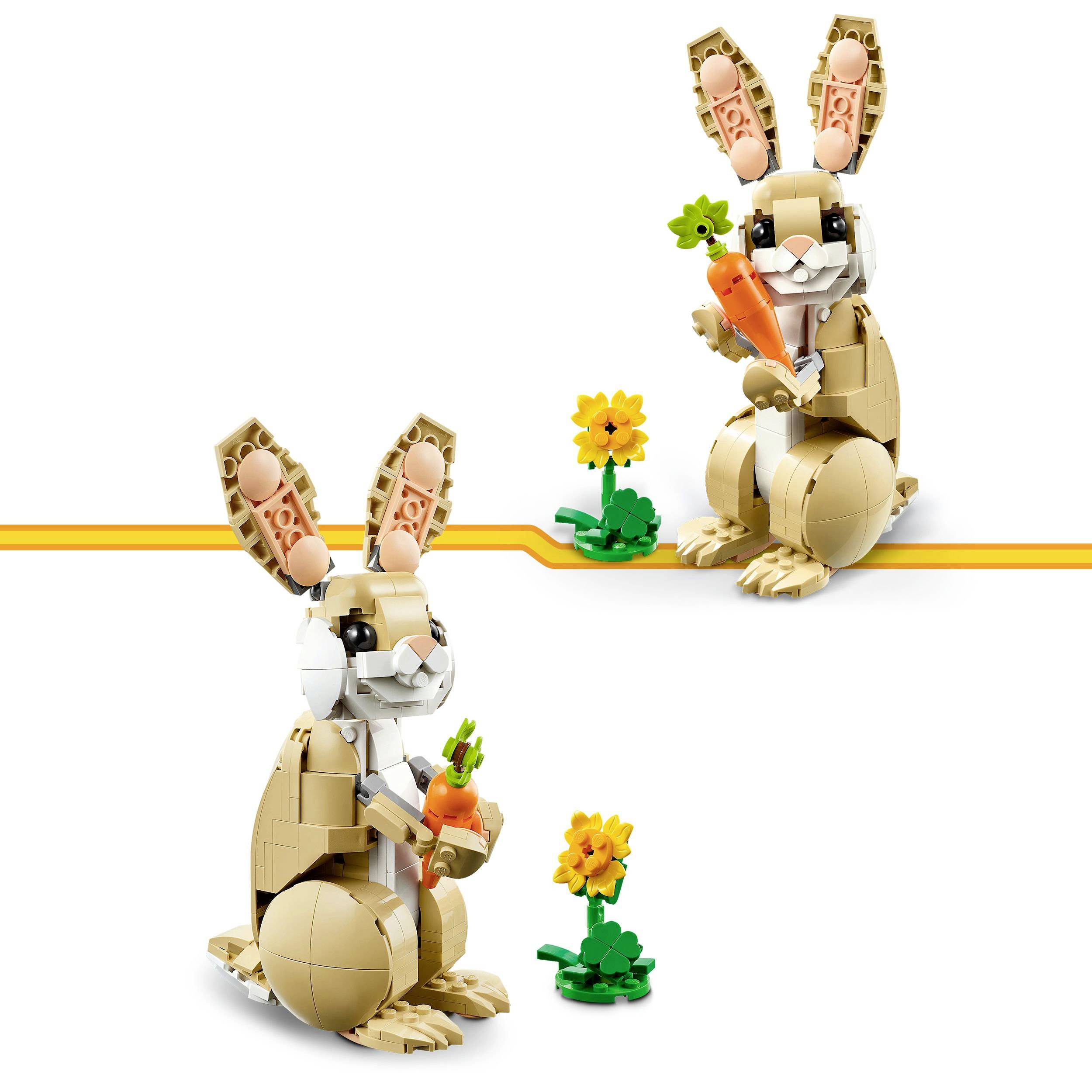 Deux lapins en blocs de construction tenant chacun une carotte, avec une fleur jaune à côté.