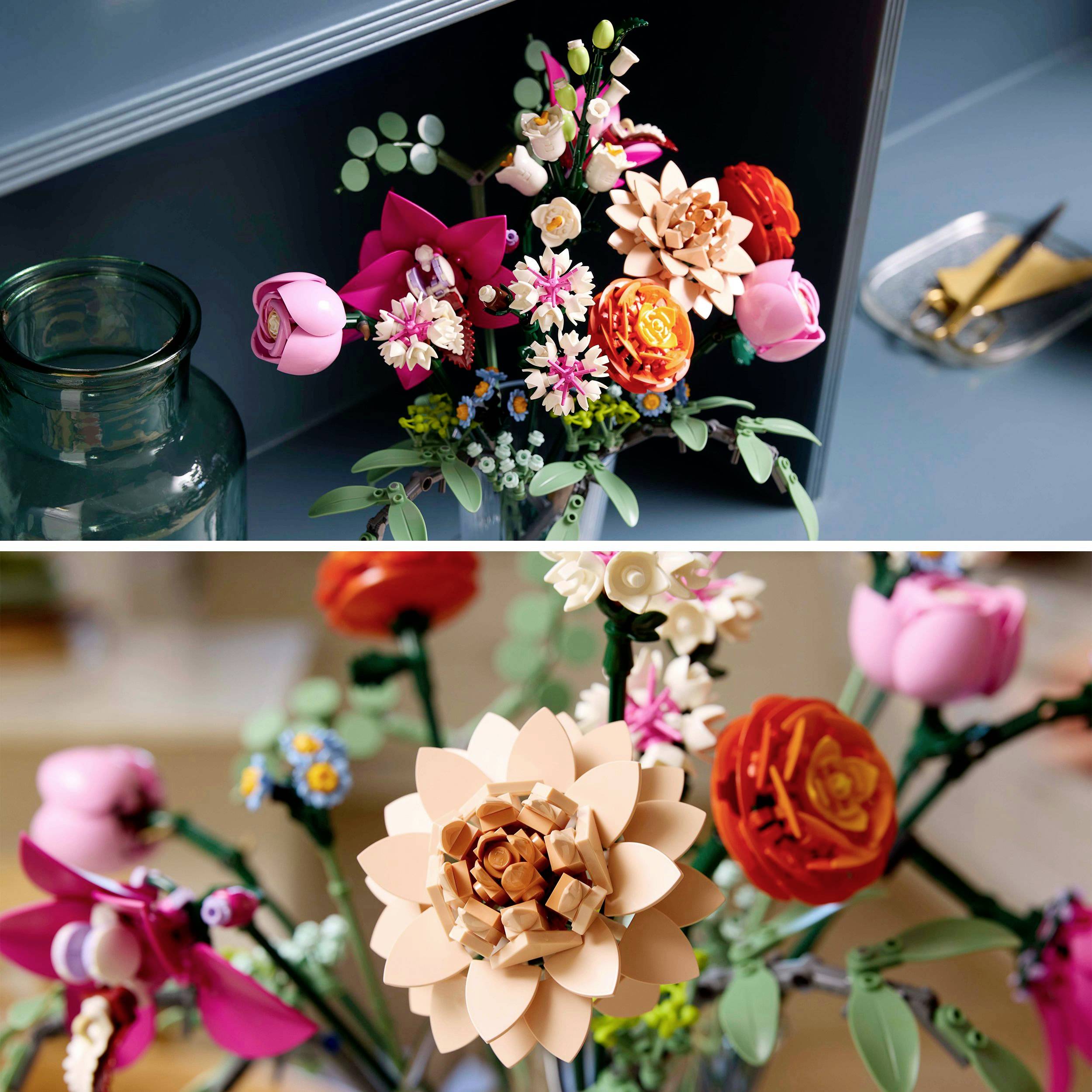 Un arrangement de fleurs Lego colorées dans un vase, comprenant des œillets et des roses, sur un fond neutre dans un environnement intérieur.