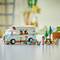 Un ensemble de jouets de camping-car coloré avec des figurines, une table, des arbres et un vélo. Scénario d'une aventure de camping.