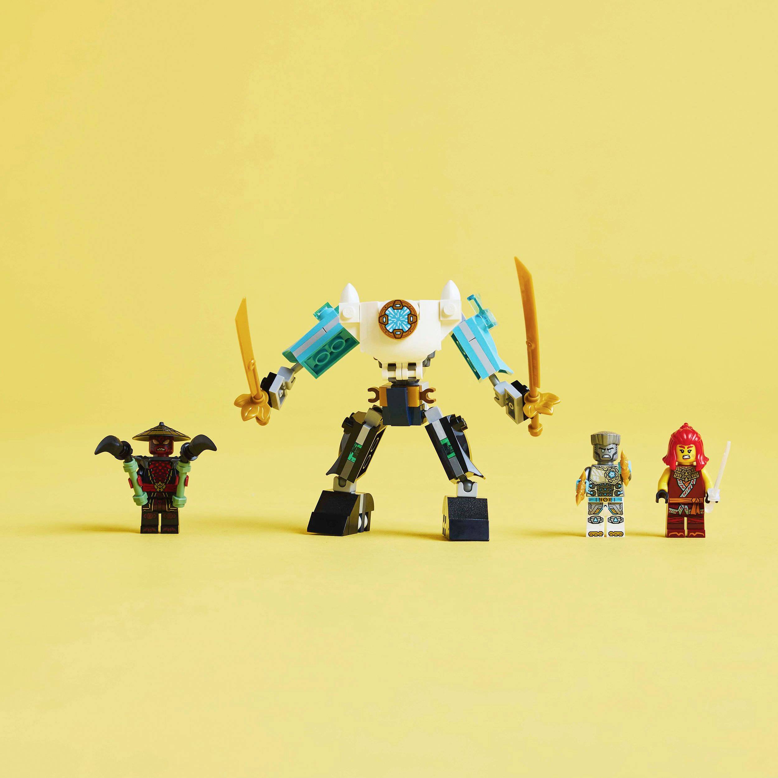 Trois figurines LEGO et un robot sont alignés sur un fond jaune. Les figurines sont colorées et finement détaillées.
