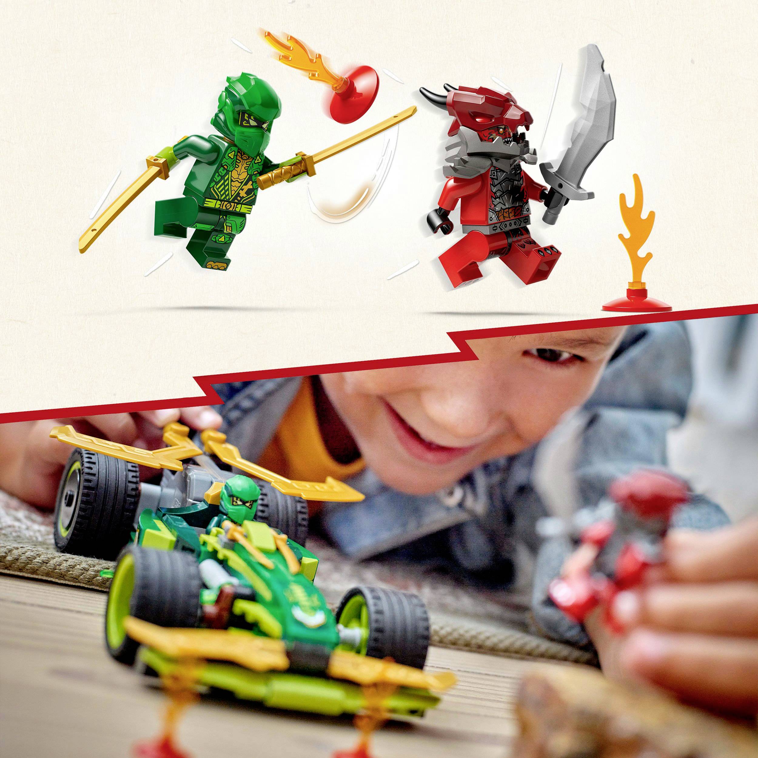 Un enfant joue joyeusement avec des figurines LEGO-Ninjago et une voiture de course verte. Les figurines se battent de manière dynamique dans les airs.