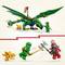 Un dragon vert en briques de construction avec une bannière dorée sur le dos. En dessous, deux figurines Lego s'affrontent, l'une verte et l'autre rouge.