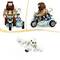 Figurines LEGO d'un homme barbu sur une moto avec un side-car dans lequel est assis un enfant. Une petite chouette blanche plane à côté.