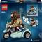 Kit LEGO : Deux personnages sur une moto avec side-car. La figurine à la barbe brune conduit, tandis que la plus petite figurine est assise à côté. Un hibou est présent sur l'arrière. Numéro de set : 76453.