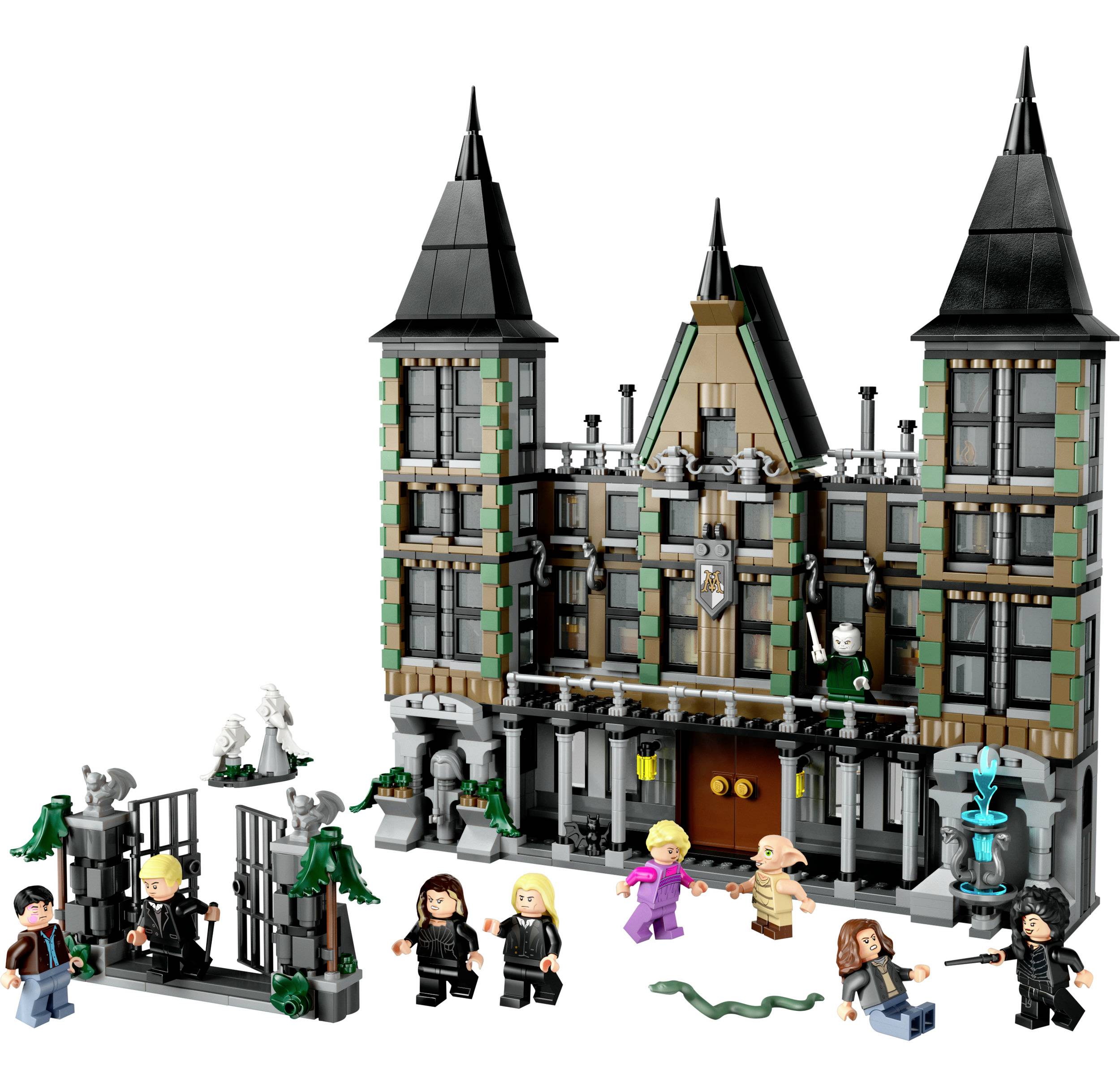 Ensemble LEGO d'une façade de château avec plusieurs minifigures devant, dont des personnages avec des baguettes magiques et des créatures fantastiques.