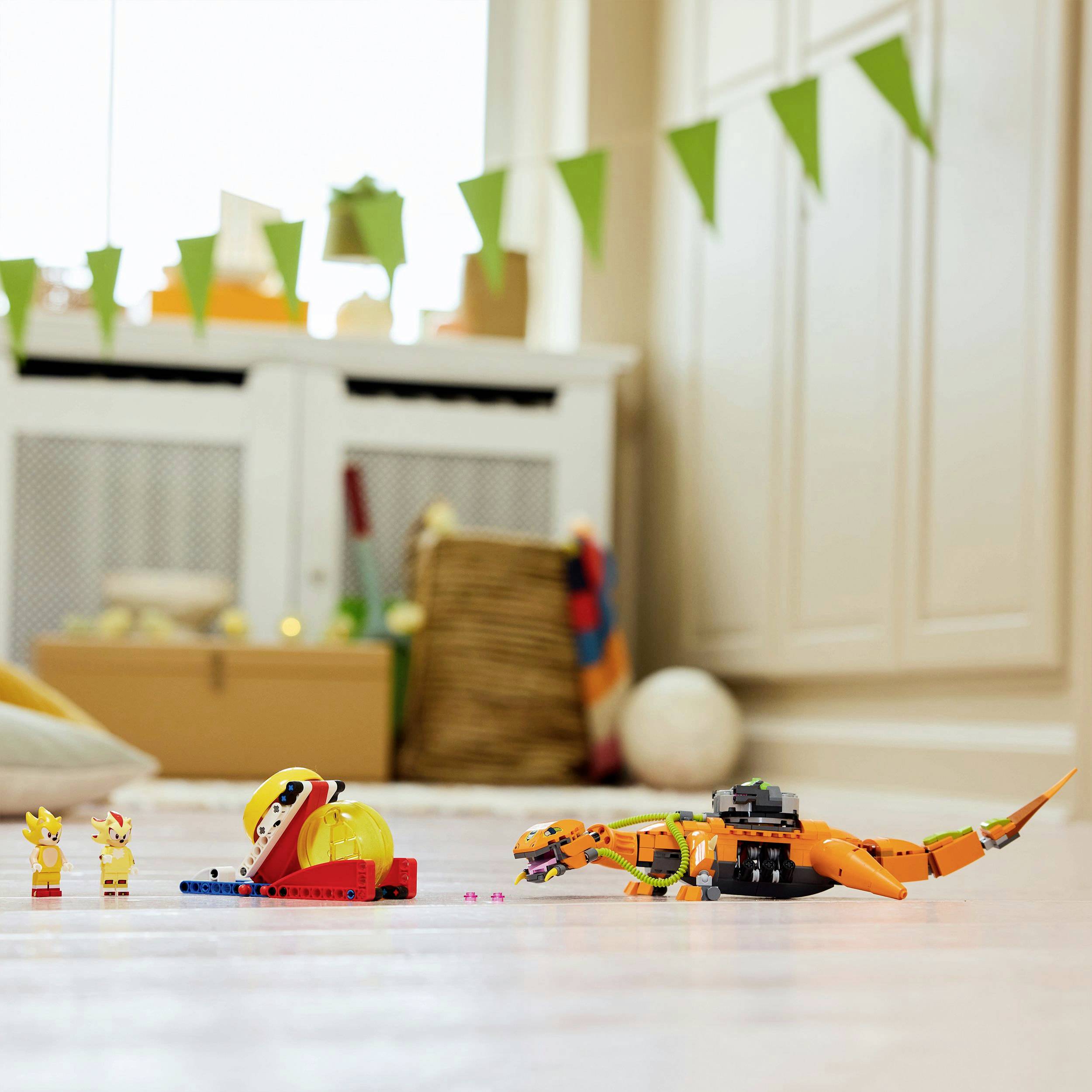 Robots jouets et figurines sur un sol en bois, fanions colorés en arrière-plan. Environnement domestique chaleureux et lumineux.