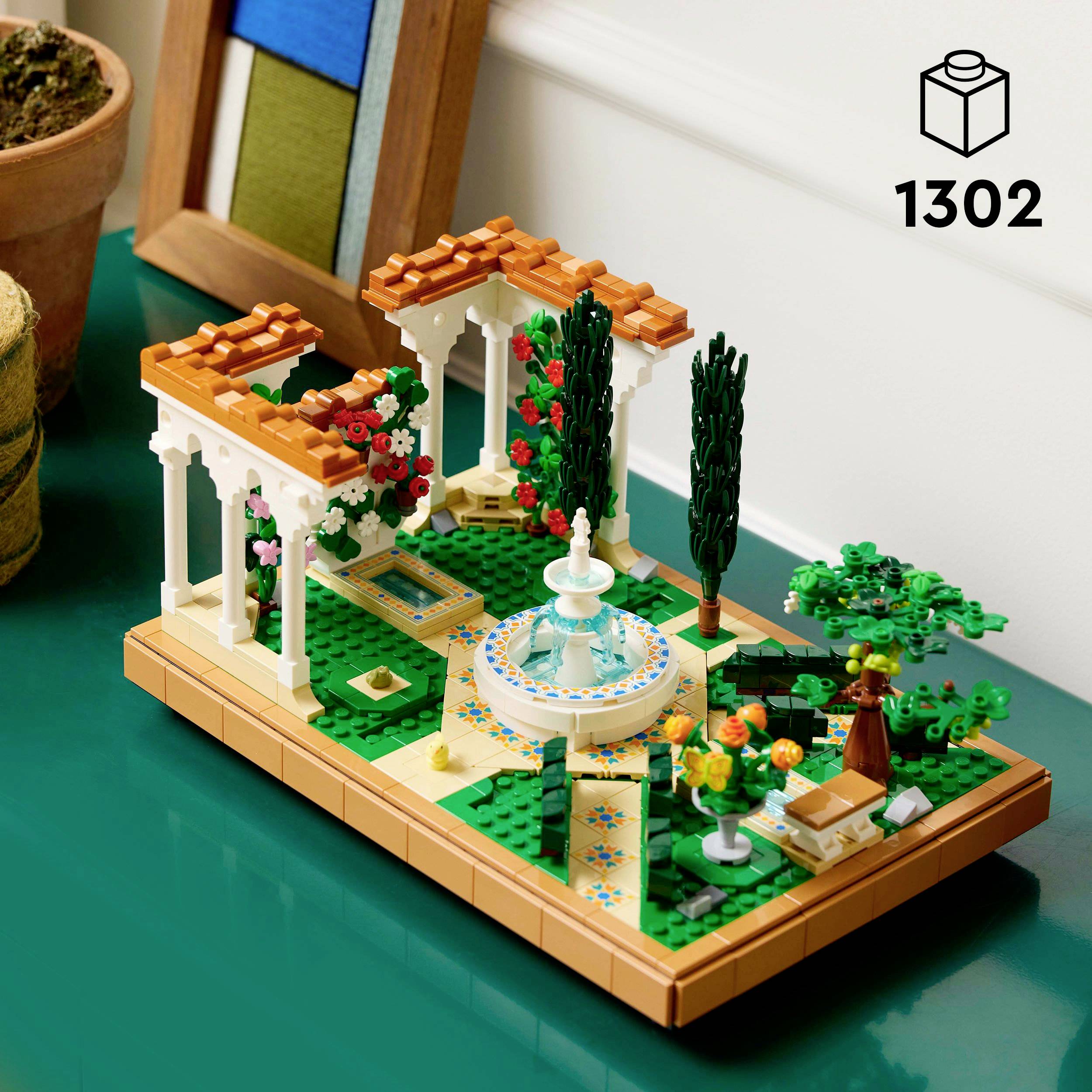 Un modèle Lego d'un jardin avec une fontaine, des colonnes et des plantes. Un numéro en haut à droite : '1302'. Des cadres photo en arrière-plan.